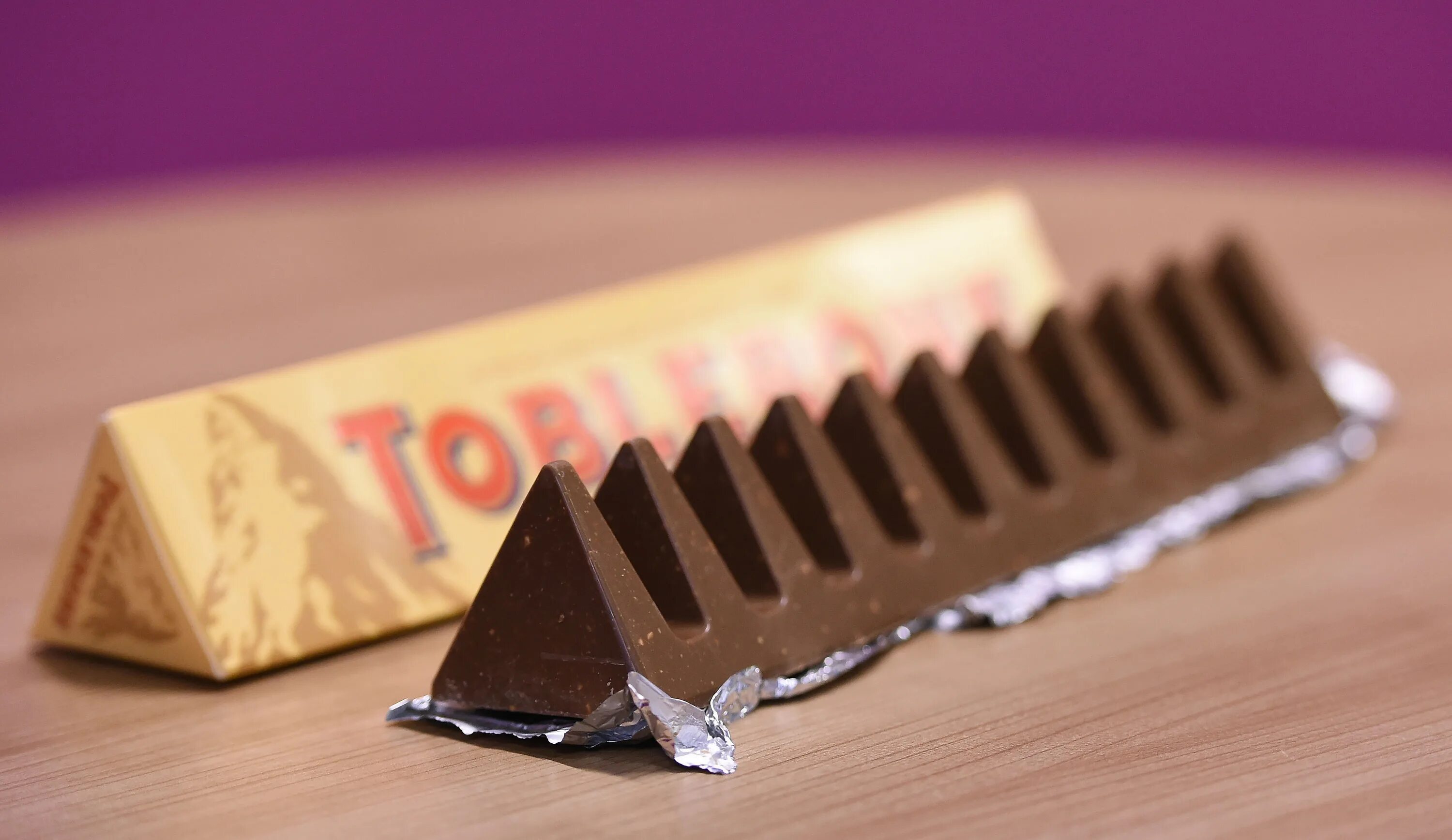 Toblerone шоколад фото Шоколад Toblerone молочный с медом и миндальной нугой, 100 г купить в интернет
