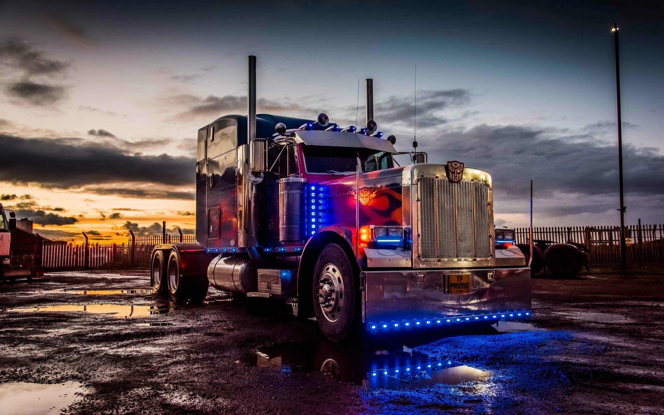 Крутые дальнобойщики. Оптимус Прайм тягач Peterbilt. Peterbilt 379 Optimus Prime. Грузовик freightliner Оптимус Прайм. Kenworth w900l Оптимус Прайм.