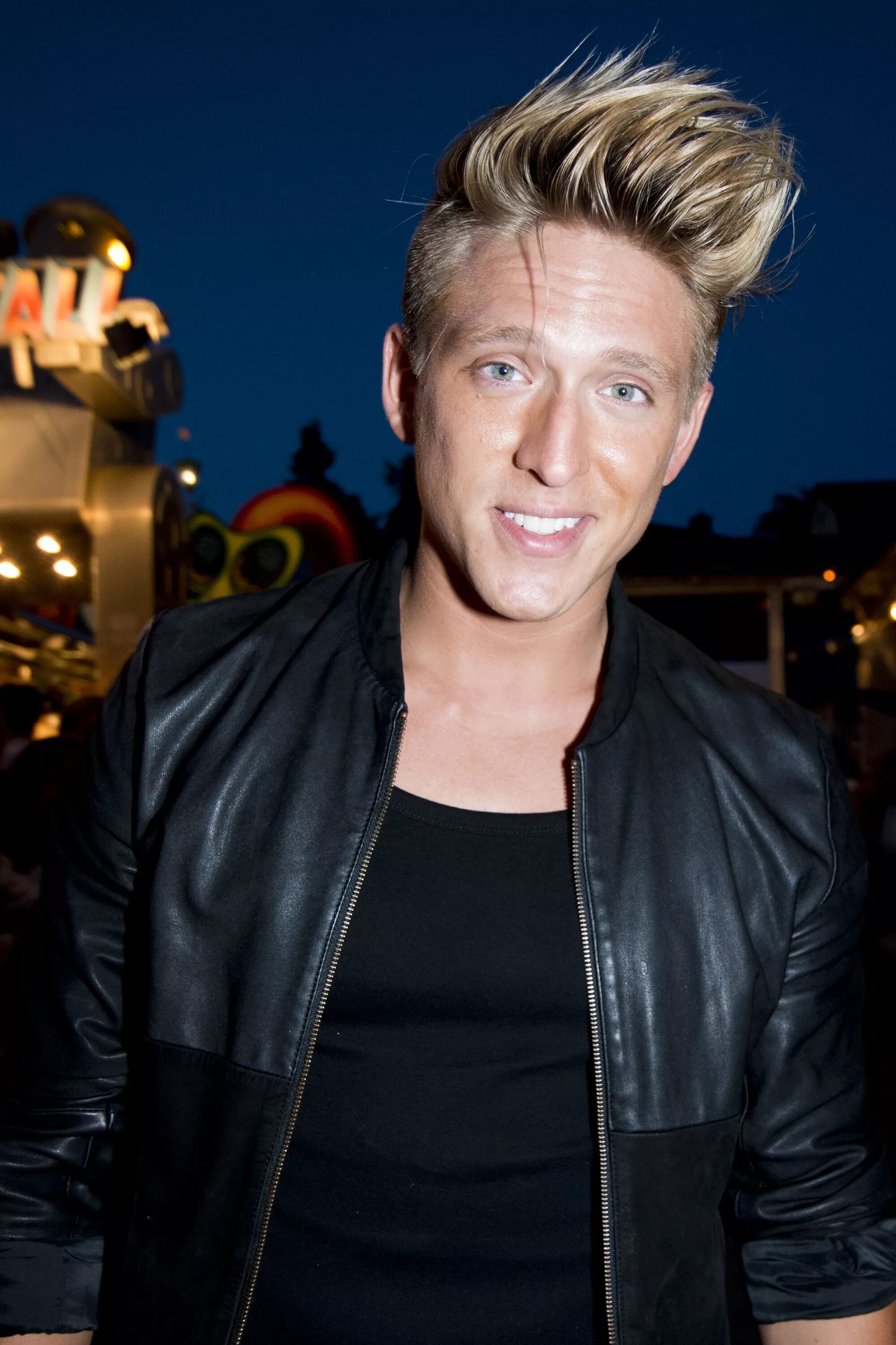 Radio дэнни сауседо. Дэнни рамирес. Danny певец. Danny певец. Певец danny фото.