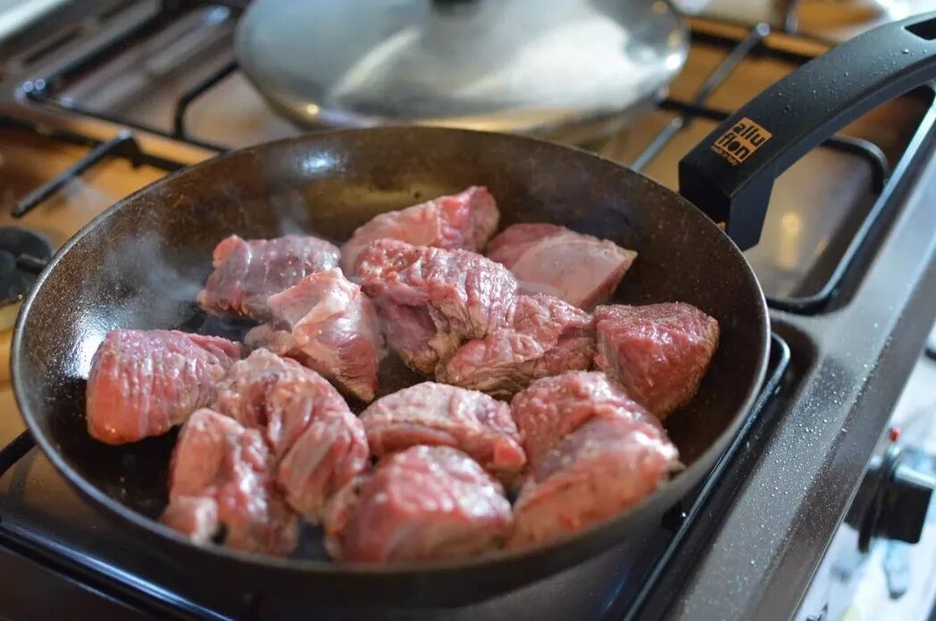 Жареное мясо с тестом на сковороде. Жарка мяса. Жареное мясо. Мясо на сковороде. Мясо для варки.