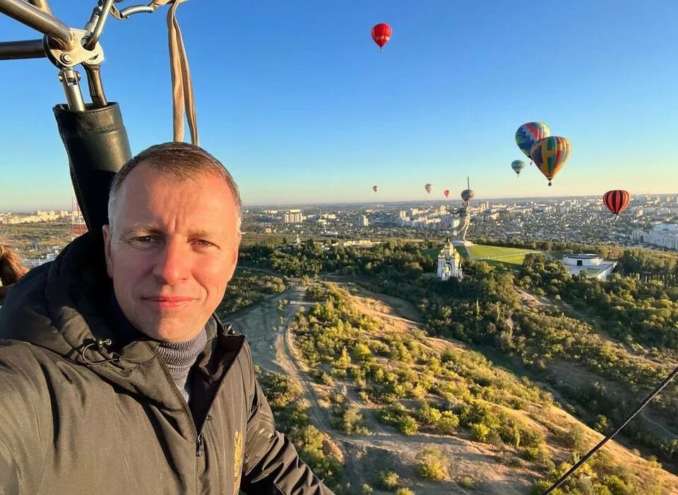 На воздушном шаре волгоград. Депутат Волоцков Волгоград. Воздушный шар над городом.