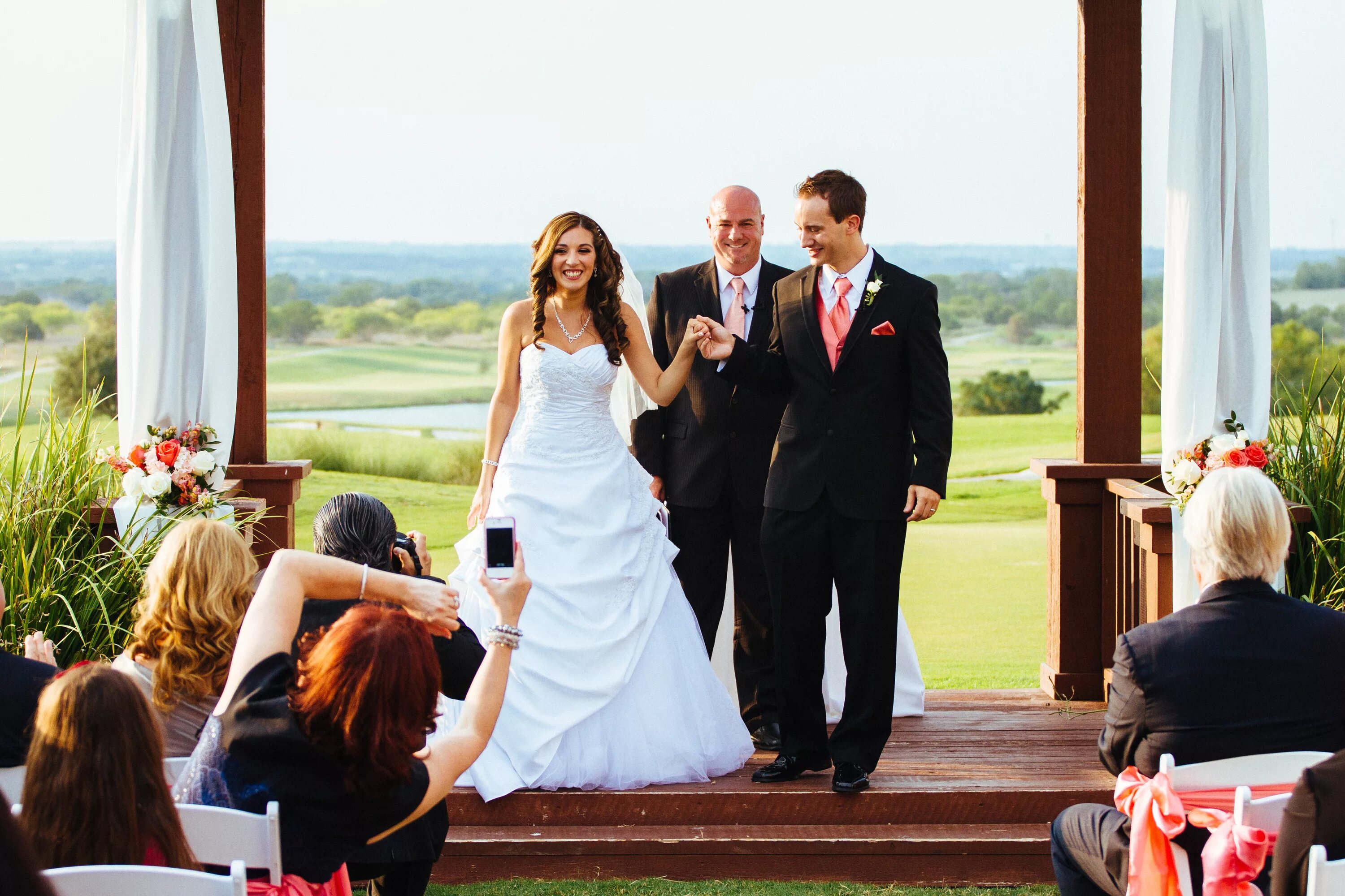 молодожены с караваем. подарок на свадьбу. свадебные традиции. молодожены с караваем. традиции молодоженов на свадьбу.