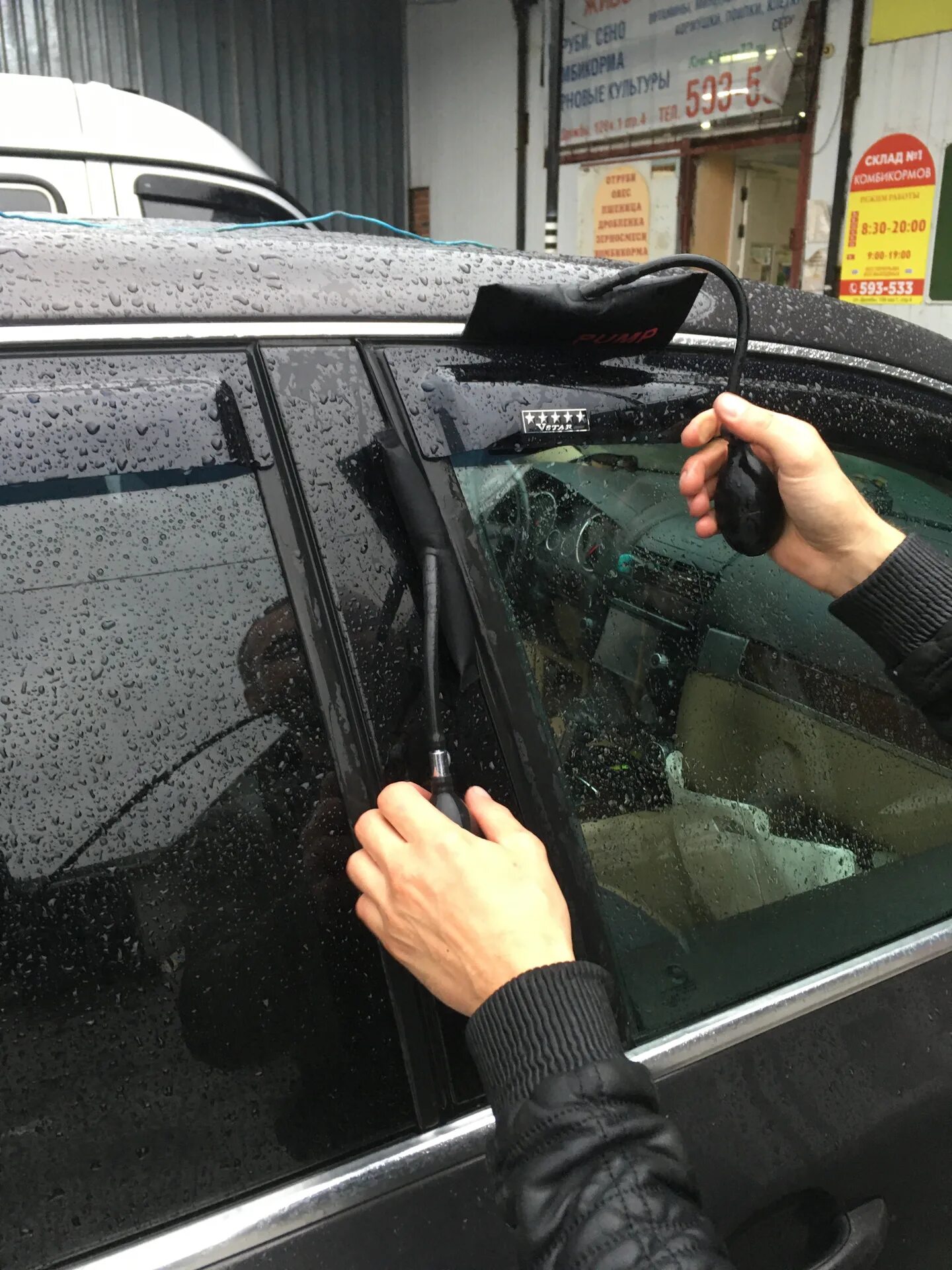 Вскрытие двери машины. Открыть машину сервис. Открыть машину сервис. Вскрыть автомобиль. Аварийное вскрытие автомобиля.