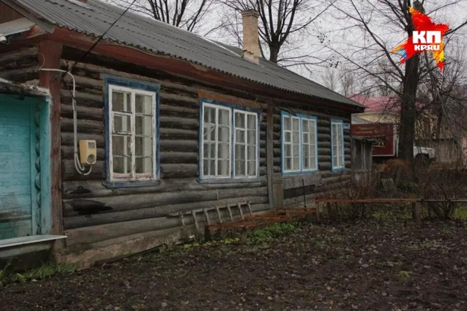 Барак жилой дом одноэтажный. Одноэтажный барак. Одноэтажные бараки. Одноэтажные бараки. Одноэтажные бараки.