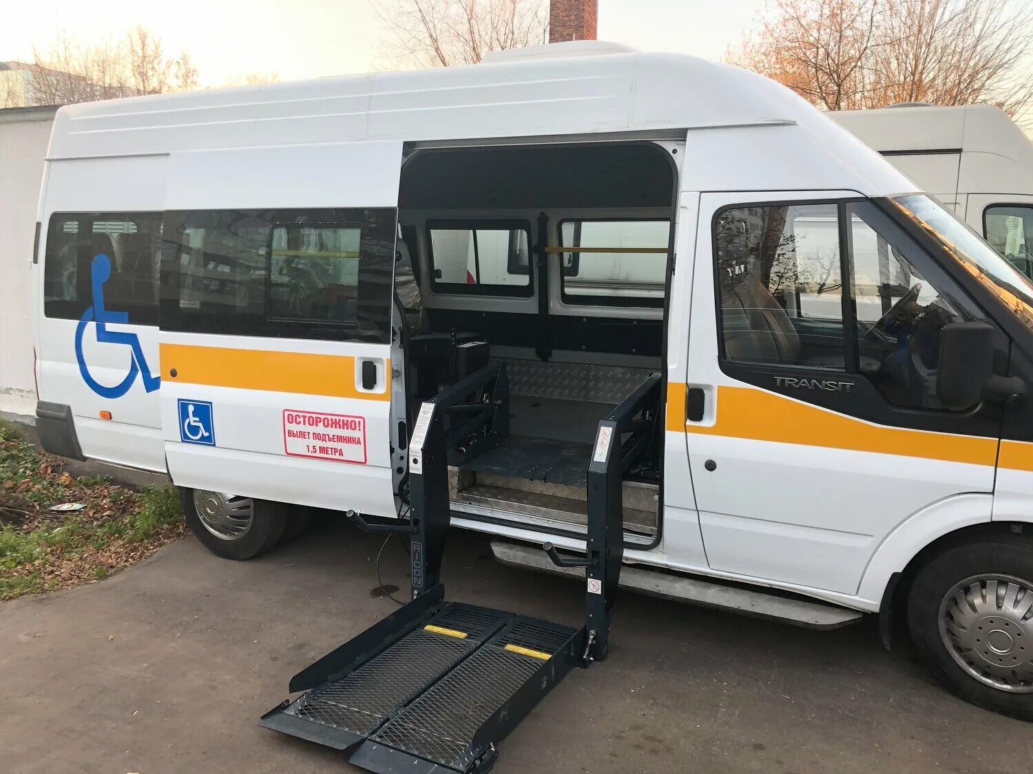 Микроавтобусы для инвалидов. Форд транзит инвалидный автобус. ford transit для инвалидов. форд транзит для перевозки инвалидов. мобильский мобильных колясочников микроавтобусов ford transit.