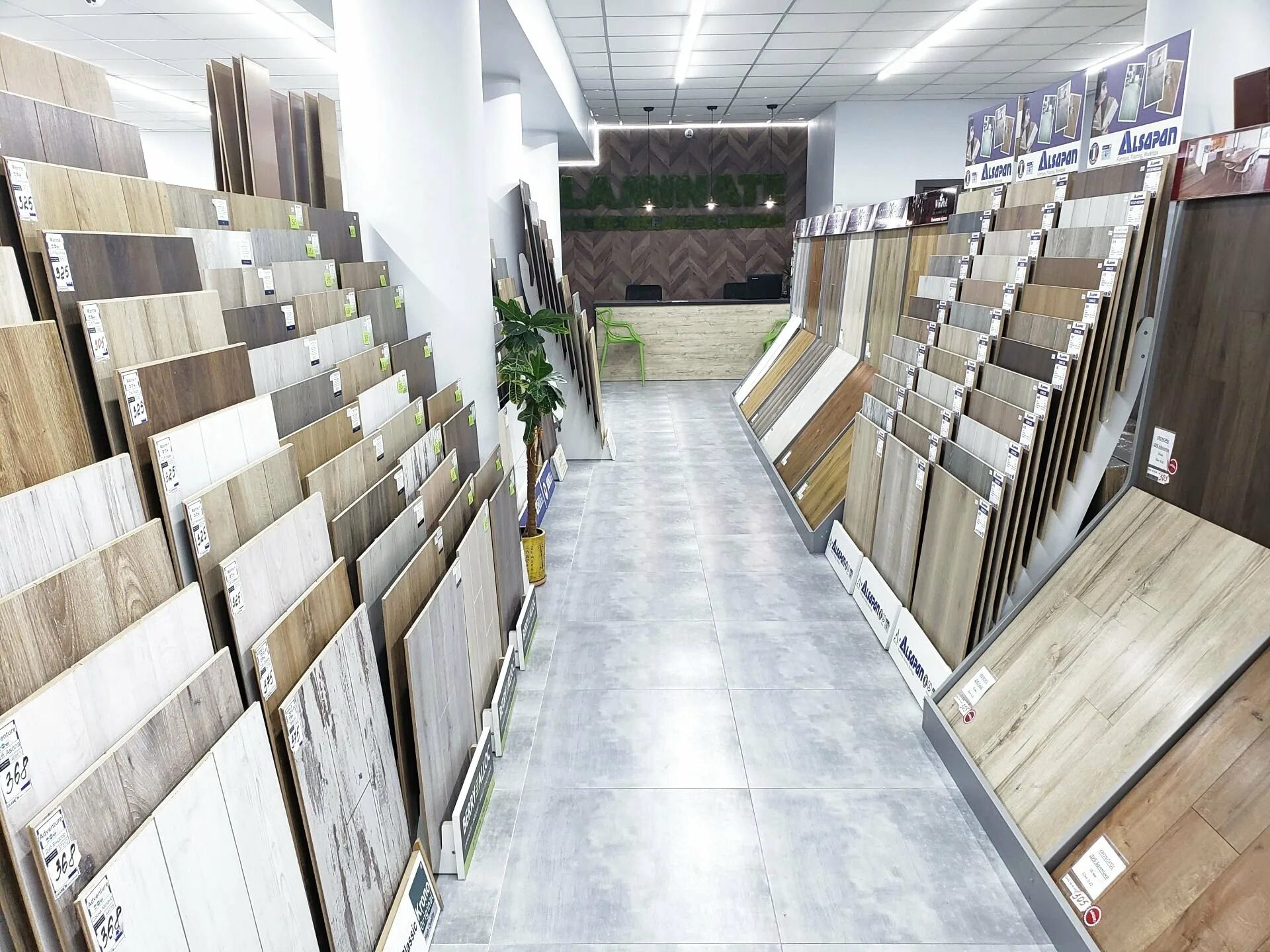 Ламинат выставочный зал. Плитка продается в упаковках. Стенд, экспозитор для плитки, ламината. Магазин керамической плитки. Склад-магазин керамической плитки.