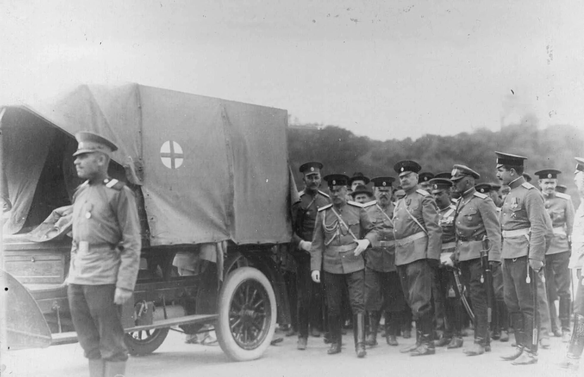 Сан войну. Военно медицинские автомобили. Военный санитарный автомобиль. Санитарная машина первой мировой войны. 17 Июля 1911 первый в России автопробег военных грузовиков.