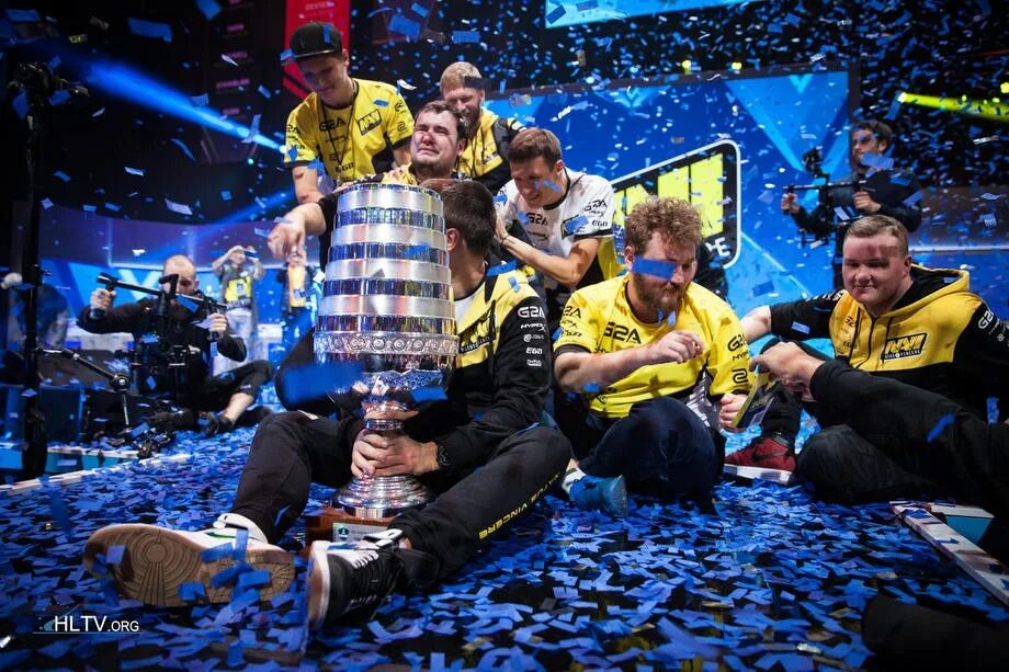 Нави с кубком. Арена нави. Нави iem katowice 2020. Нави выиграли турнир. Нави выиграли турнир.