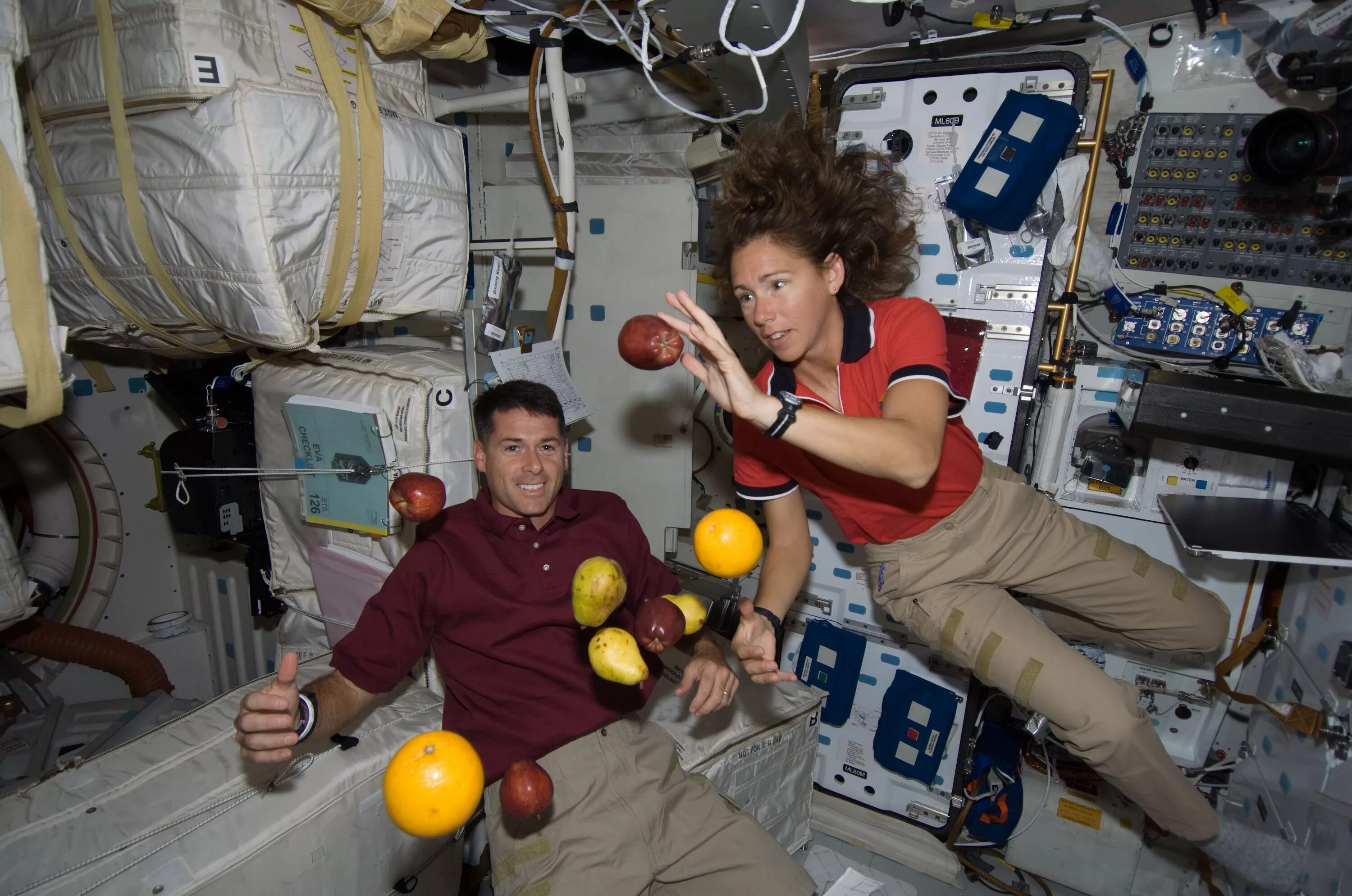 Занимаются ли космонавты. Космонавты в невесомости на МКС. Космонавт в корабле. Космос корабль космонавт. Жизнь в невесомости.