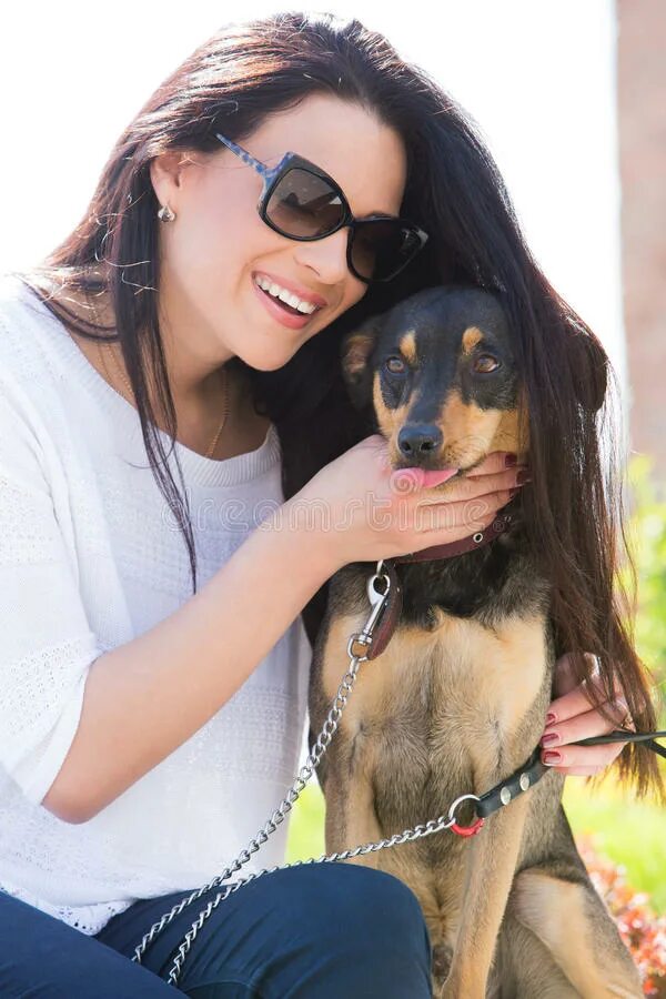 Женщина с собакой. Браки женщин собак. Женщина с головой собаки. Собака с хозяйкой. Девушка с собакой.