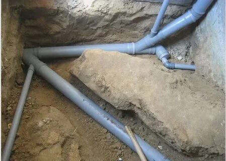 Укладываем канализационные трубы в частном доме