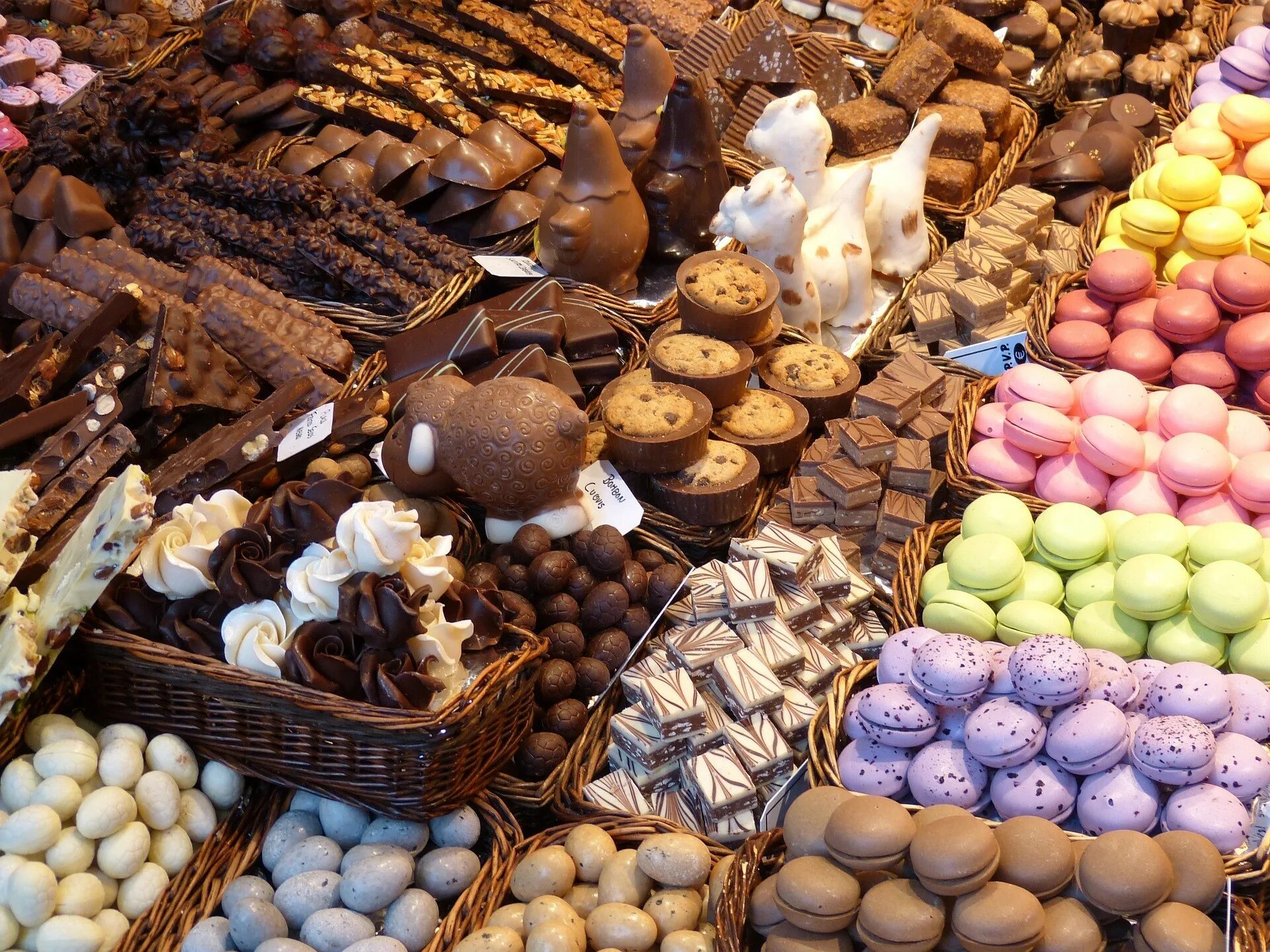 Шоколад на рынке в Барселоне. Сладости. Вкусности на рынке. Итальянские сладости.