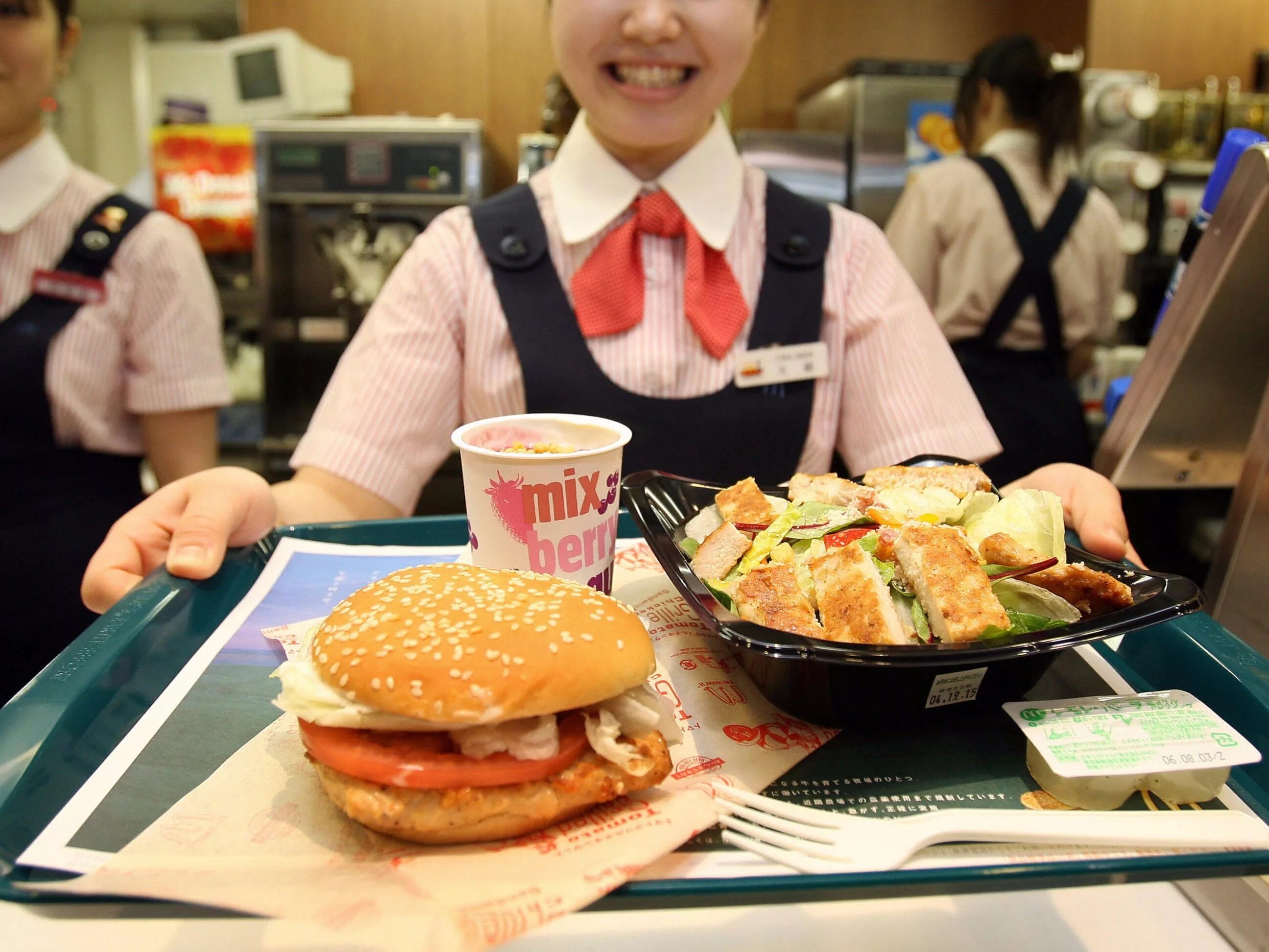 Ресторан фаст фуда макдональдс. Макдональдс в Японии. Макдональдс в Америке еда. Американская еда фаст фуд макдональдс. Фуд менеджер