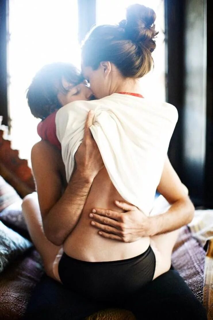 Аниме залезла под футболку. Эстетика пар без лиц. Рука под майкой у девушки. Парень под футболкой девушки. Объятия за талию.