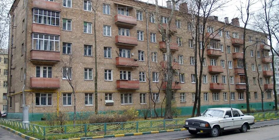 Сколько квартир в пятиэтажке. Кирпичная пятиэтажка. Беговая кирпичные пятиэтажки. Старые кирпичные пятиэтажки в Москве. Российский житель хрущевок.