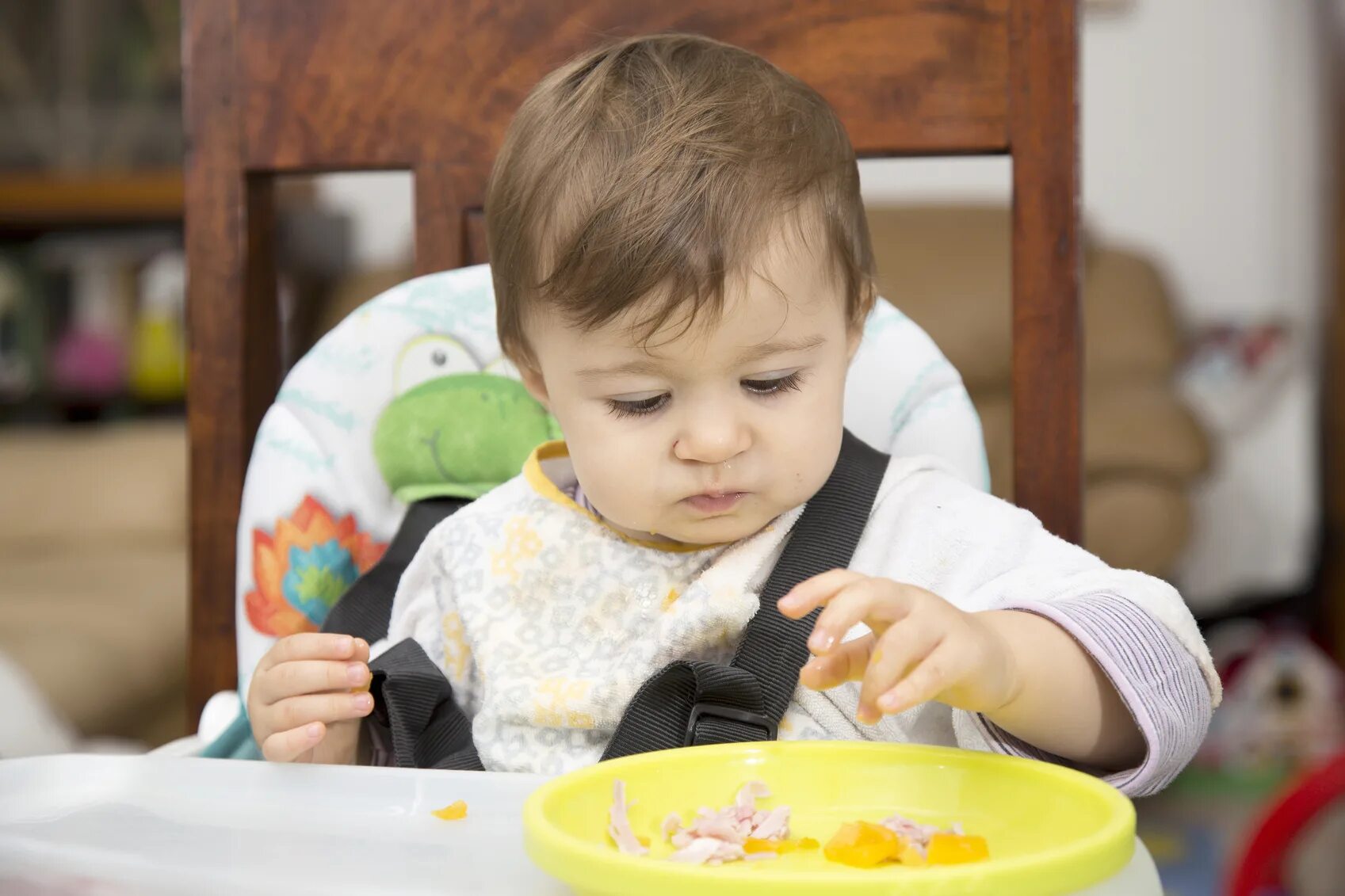 Ребенок завтракает. Малыш кушает сам. Ребенок кушает. Ребенок кушает кашу. Включи малыши едят