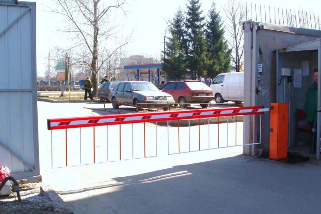 Шлагбаум забор. G0465 шторка под стрелу шлагбаума. шлагбаум. пропускной пункт со шлагбаумом. кпп шлагбаум.