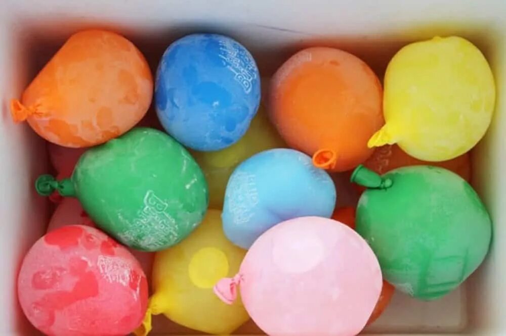 Как залить воду в шарики воздушные. Игрушка в шарике воздушном. Замороженный воздушный шарик. Цветные ледяные шары. Шары замороженные воздушные с водой.
