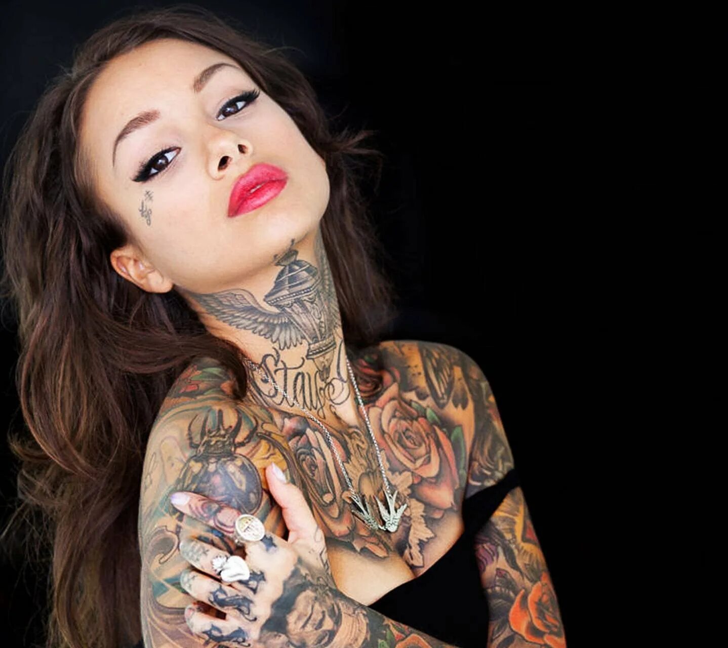 красивые девушки с пирсингом. женщина с пирсингом. женщина с пирсингом. лысая девушка с татуировкой. девушка вся в татуировках и пирсинге.