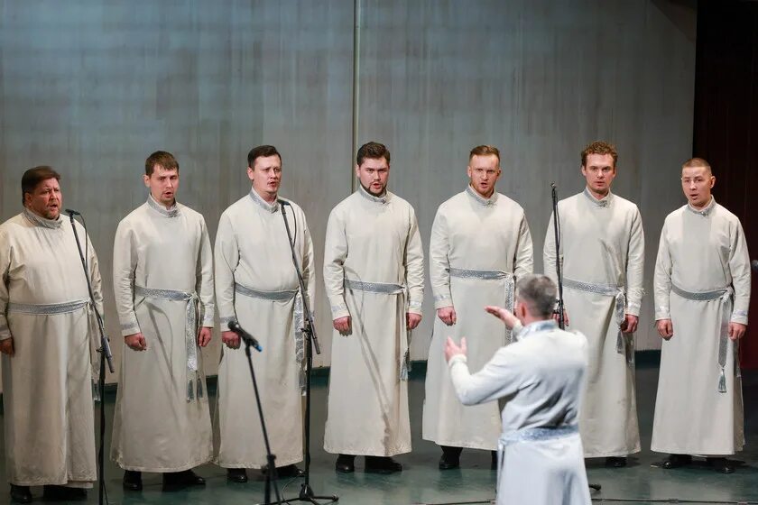 Сибирский мужской хор красноярск. Хор сретенского монастыря в рясах. Петр и павел хора. Хор успенского монастыря красноярск. Мужской хор красноярск.