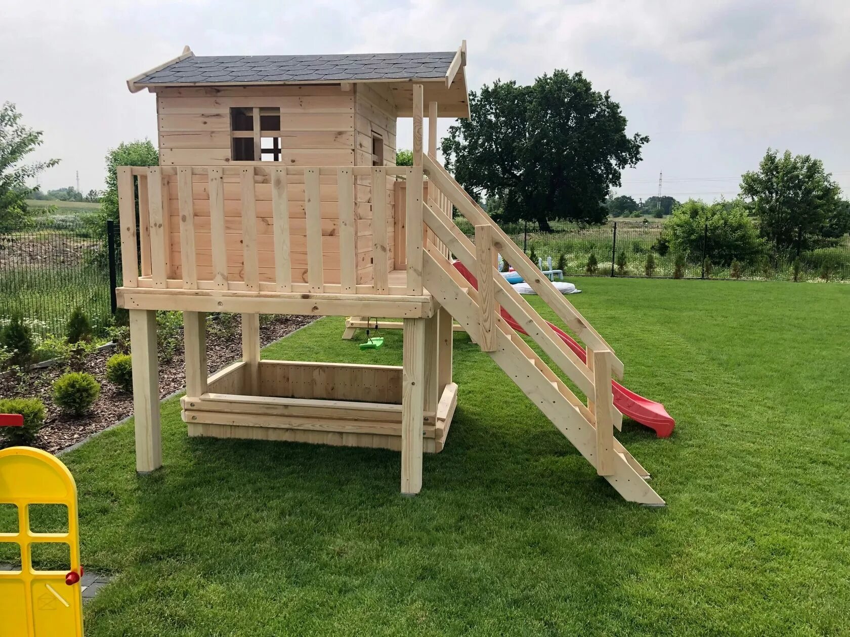 Для детей из дерева на дачу. Игровой домик для детей на дачу. Детский домик для дачи. Песочница детская. Домик детский.