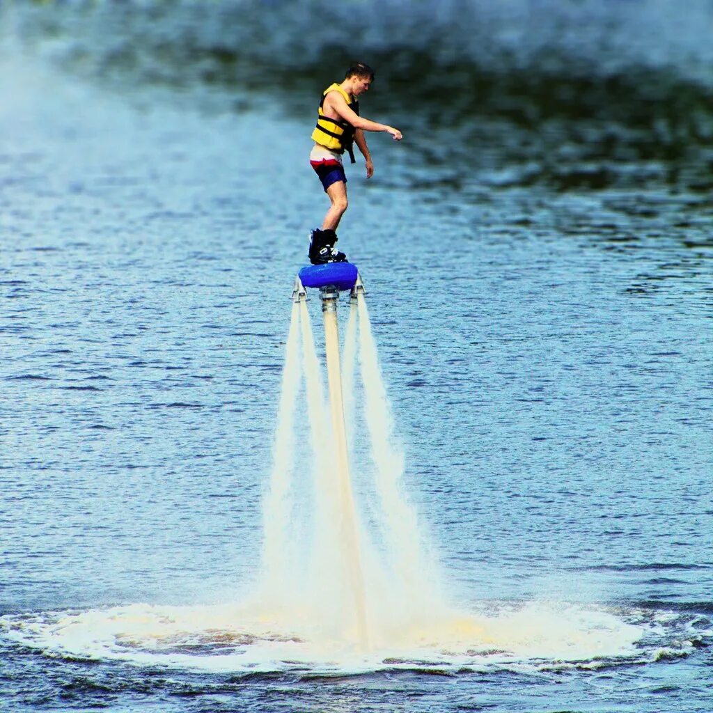 Flyboard air ранец. Jetpack летательный аппарат. Полет на струе воды. Флайборд в таджикистане. Флайборд дельфин.
