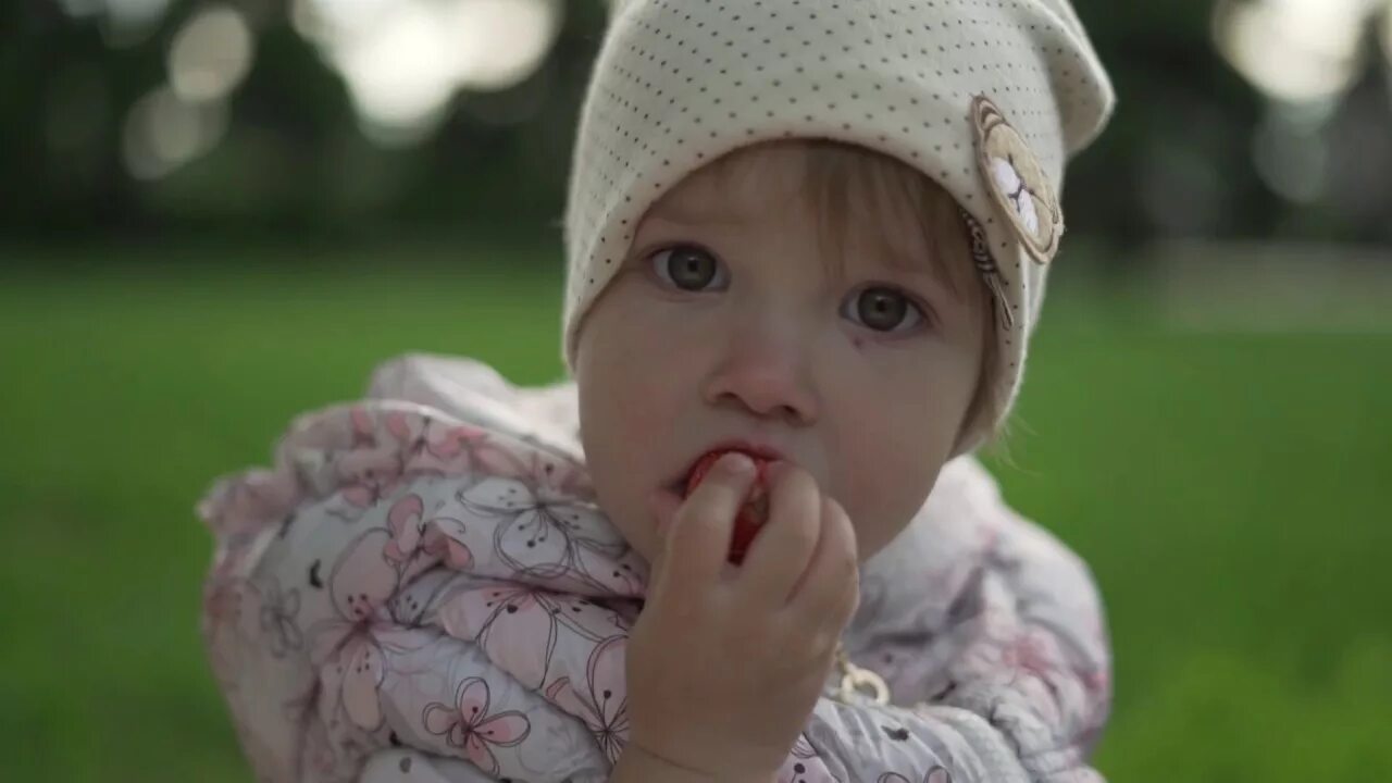 Видео для малышей. Видео про маленьких детей. Маленький младенец видео. Видеоролики с маленькими ребятишками. Найди видео малыш