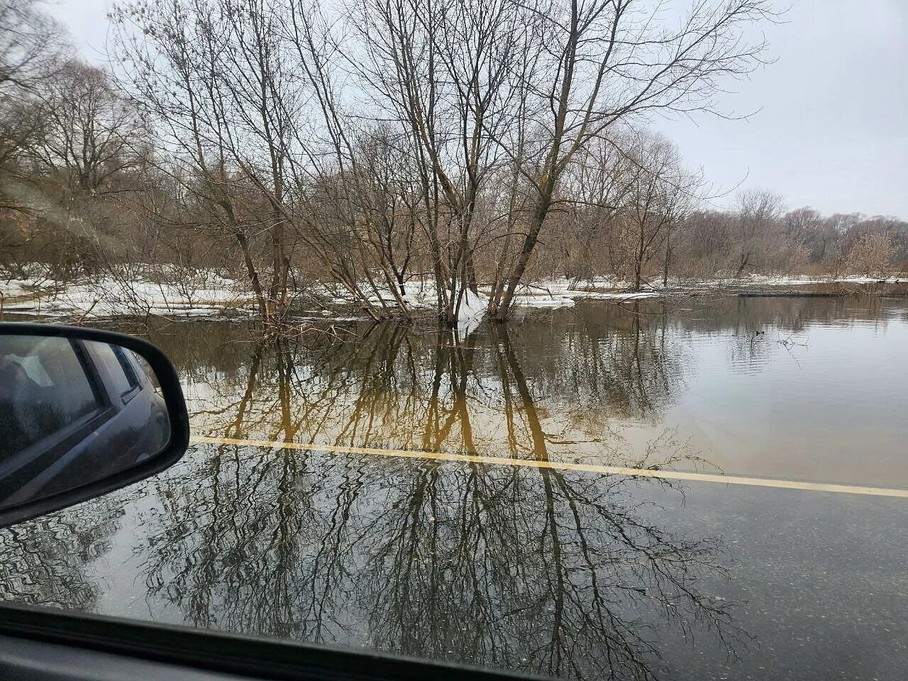 Уровень воды в оке в луховицах сегодня. Разлив Оки Белоомут. Дединово разлив Оки. Луховицы Ока разлив. Разлив Оки 2023.