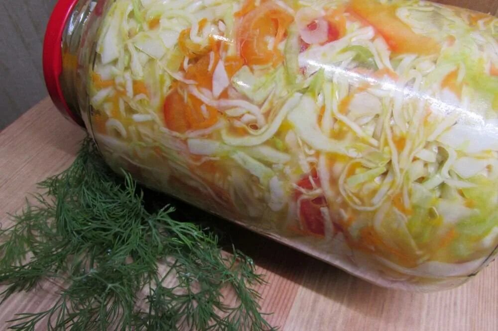 Капуста перец морковь салат на зиму. Салат капустный (в горячем маринаде). салат из свежей капусты (в горячем маринаде). салат капустный в горячем маринаде на зиму. салат из капусты в горячем маринаде.