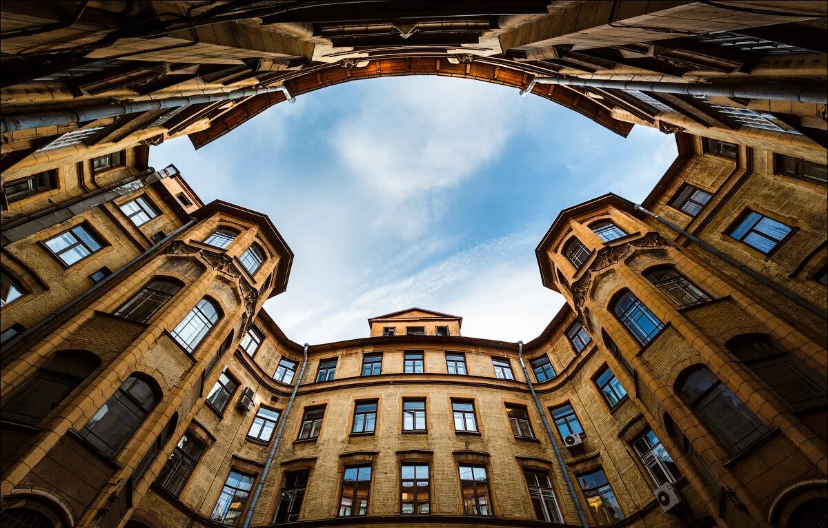 Ул. Питер дворы колодцы. Рубинштейна крыши. Двор-колодец иоффе санкт-петербург. Петербургский дворик санкт-петербург.