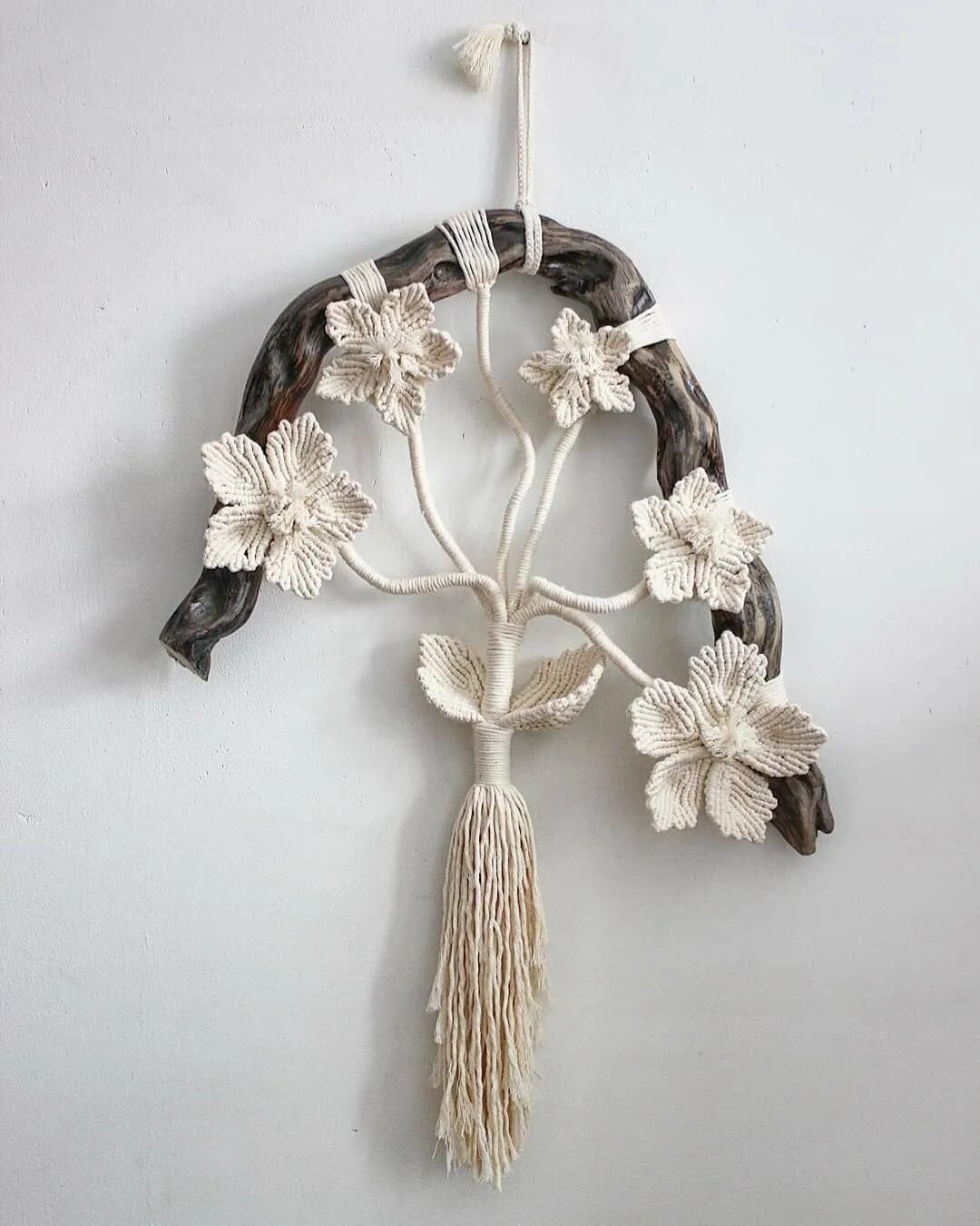 Букет в технике макраме. Макраме цветы мастер класс. Цветы макраме. Макраме панно цветы. Цветы макраме в декоре.