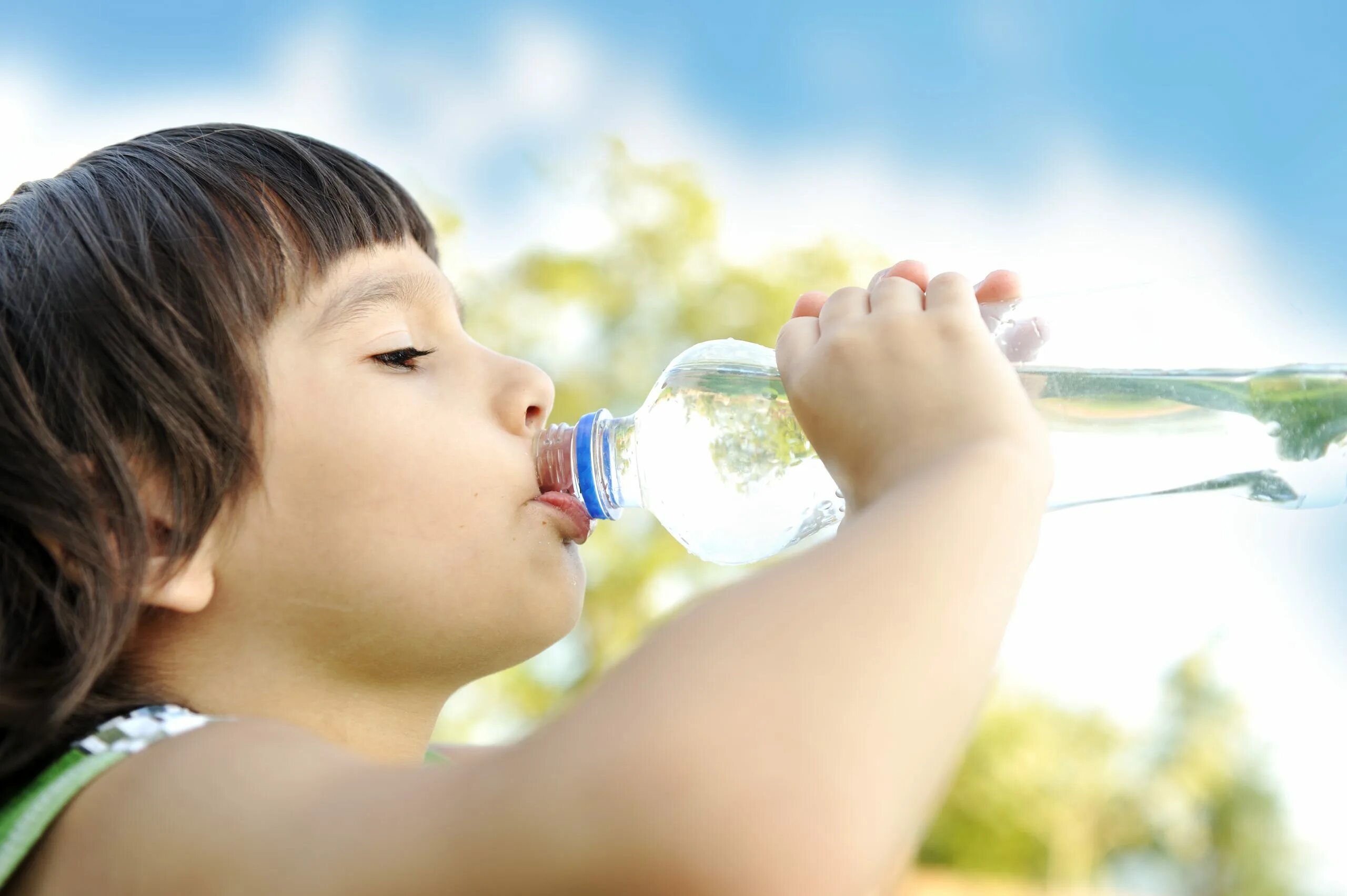 Слушать дай воды. Вода и человек. Чистая вода. Питье воды. Питье ребенка.