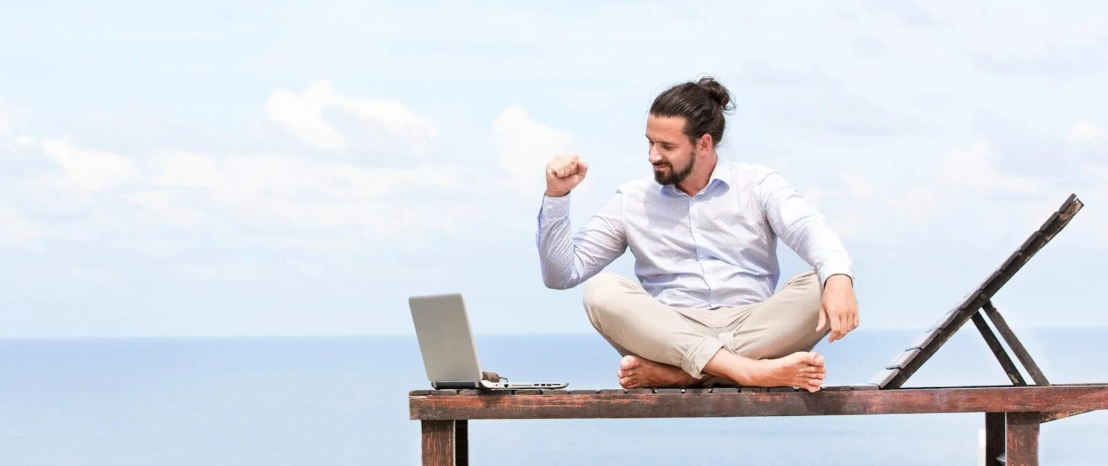 Человек отдыхает. Мужчина на диване. Бизнесмен отдыхает. Мужчина с ноутбуком на пляже. Человек на лежаке.