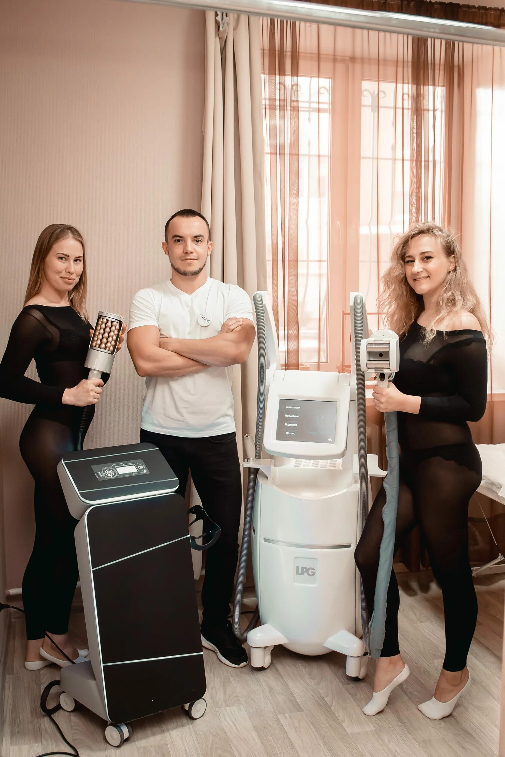 Солярий кокос новокузнецк. Cocos studio тюмень. Студия салон красоты кокос. Салон кокос полевской. Студия lpg массажа.