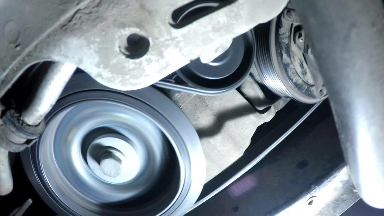 Замена ремня генератора рено меган 2. Ремень рено меган 2 без кондиционера. Замена ремня генератора рено меган. Megane 2 поддерживающий ролик. Ремень вспомогательных агрегатов рено меган 2.