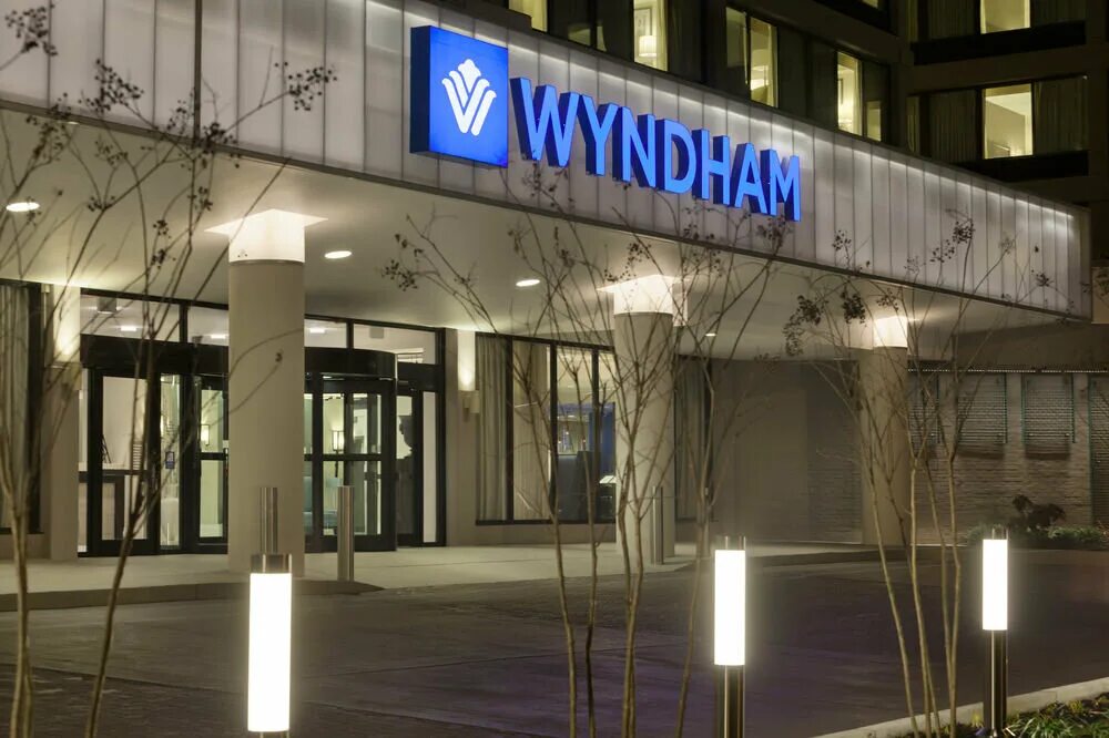 Wyndham Hotel Group отели. Wyndham Hotel Group США. Wyndham вывеска. Wyndham Hotel Group история.