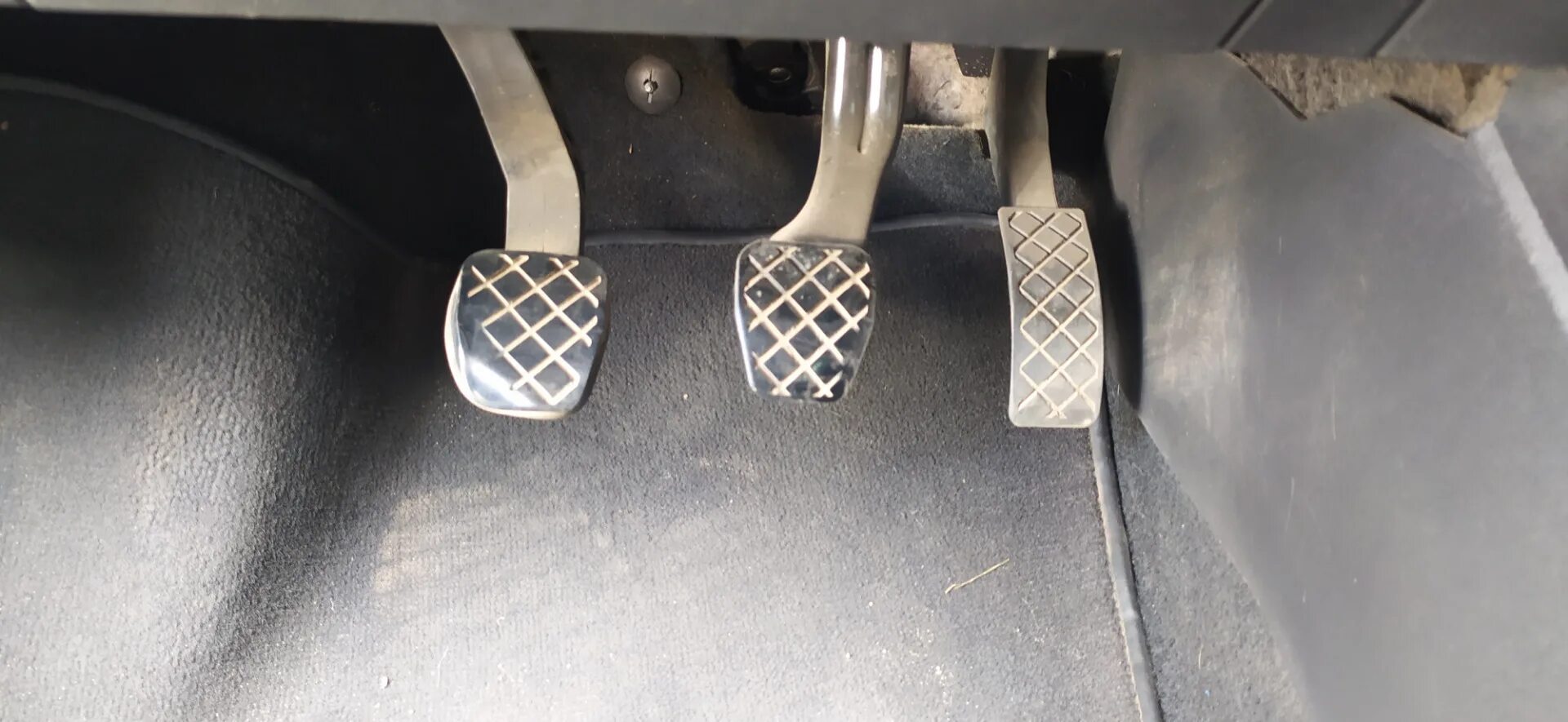 Накладки на педали touareg nf. Volkswagen polo автомат педали. Carbon e300 педали. Педали volkswagen polo 2016. Педали фольксваген поло механика.