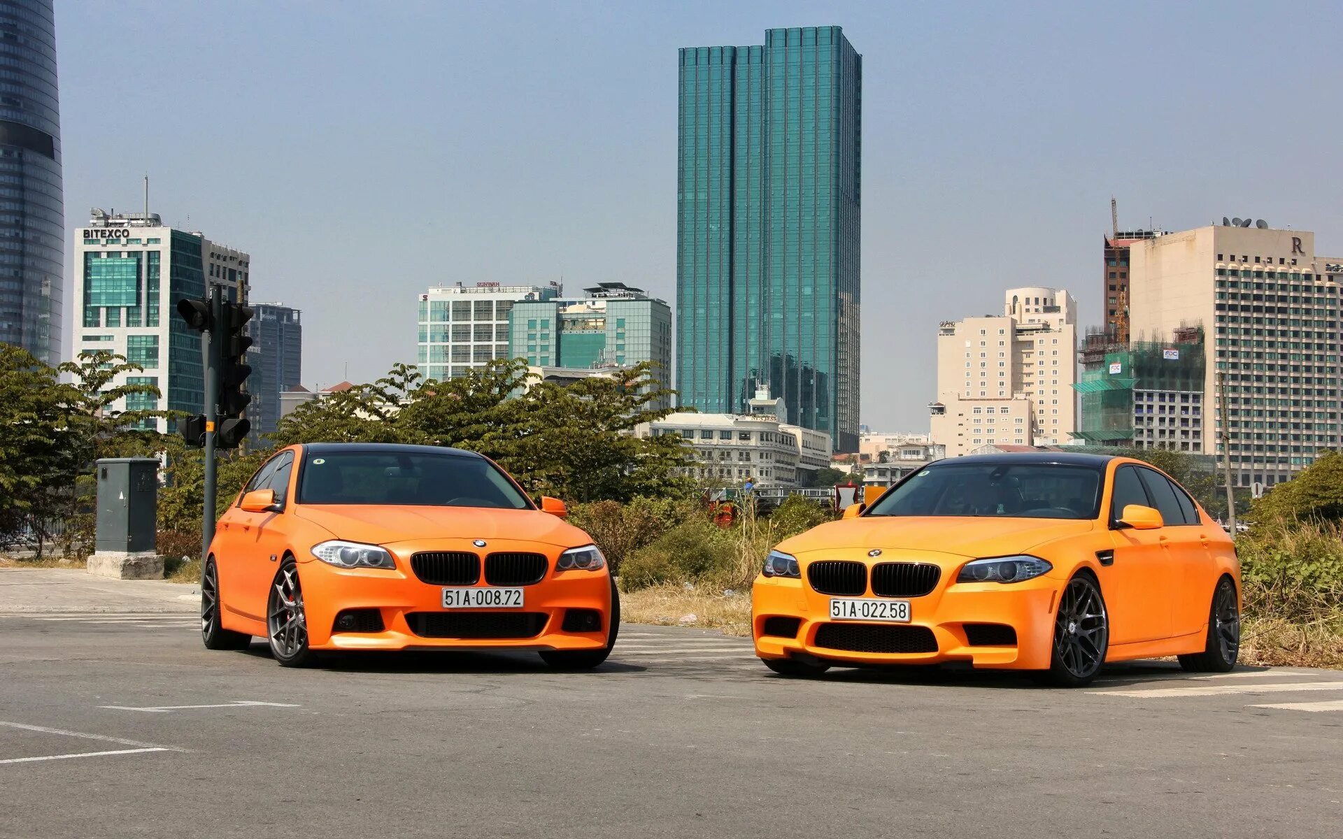 Nissan 370z wallpaper. Бмв амг 63. Стоят две машины. Bmw e46 vs mercedes. Bmw m5 vs mercedes e63 amg.