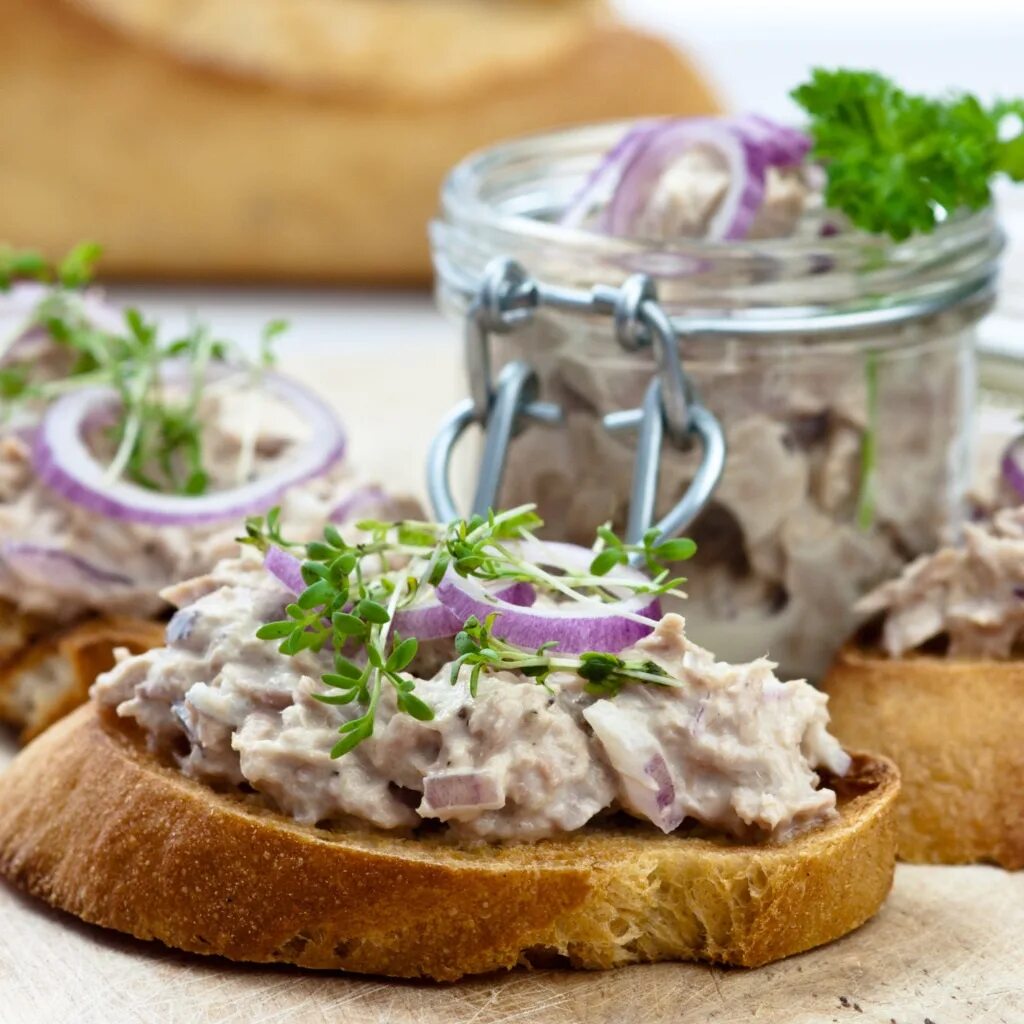 Форшмак с селедкой и яйцом. Брускетта с форшмаком. форшмак. бутерброды с форшмаком. паштет из сельди.
