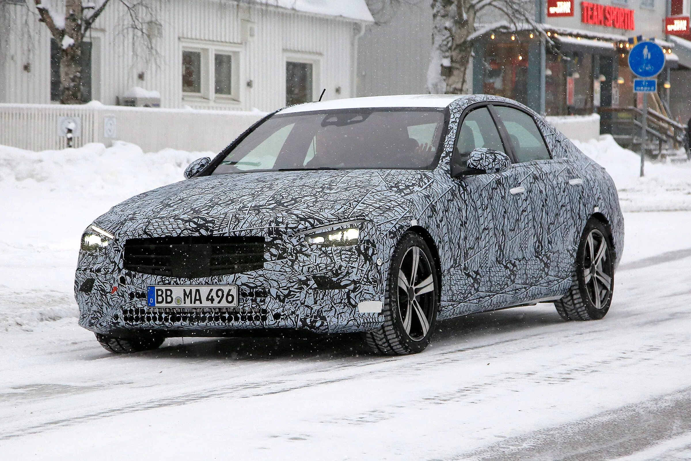 Is new c. W206 mercedes. фото мерседес 2025 года спорт реальные зимой. all-new mercedes eqa saloon undergoes winter testing.