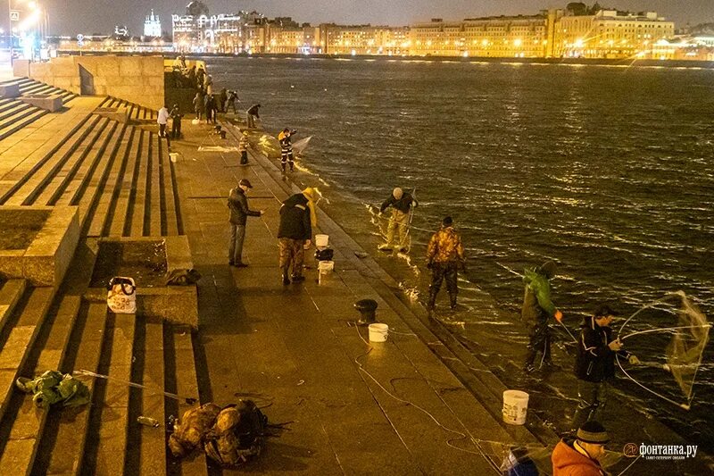 Литейный мост в Санкт-Петербурге. Корюшки в Неве Санкт-Петербурге. Корюшка Санкт Петербург набережная. Причал Арсенальная набережная.