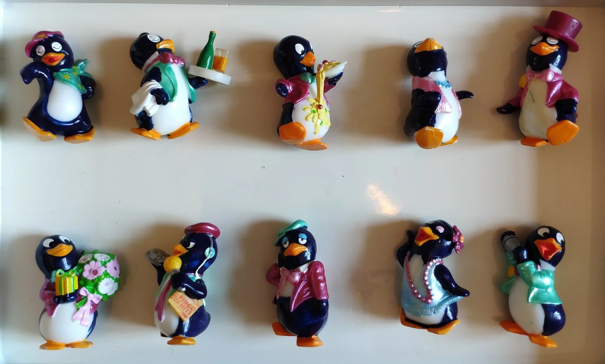 Коллекции яиц киндер. Коллекции Киндер сюрпризов 90 х. Киндер сюрприз коллекция пингвинов. Коллекции киндеров сюрпризов 90х.