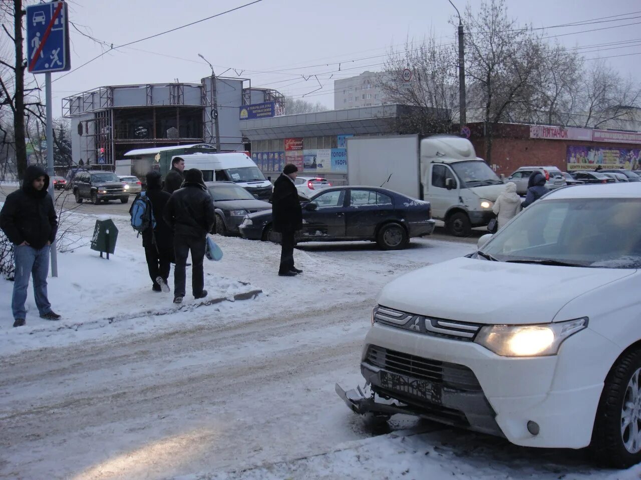 Куплю митсубиси киров. Митсубиси Киров. Митсубиси Аутлендер ДТП 2023 Москва. Автосалон Мицубиси Кировский район Волгоград. Тверь внедорожье.