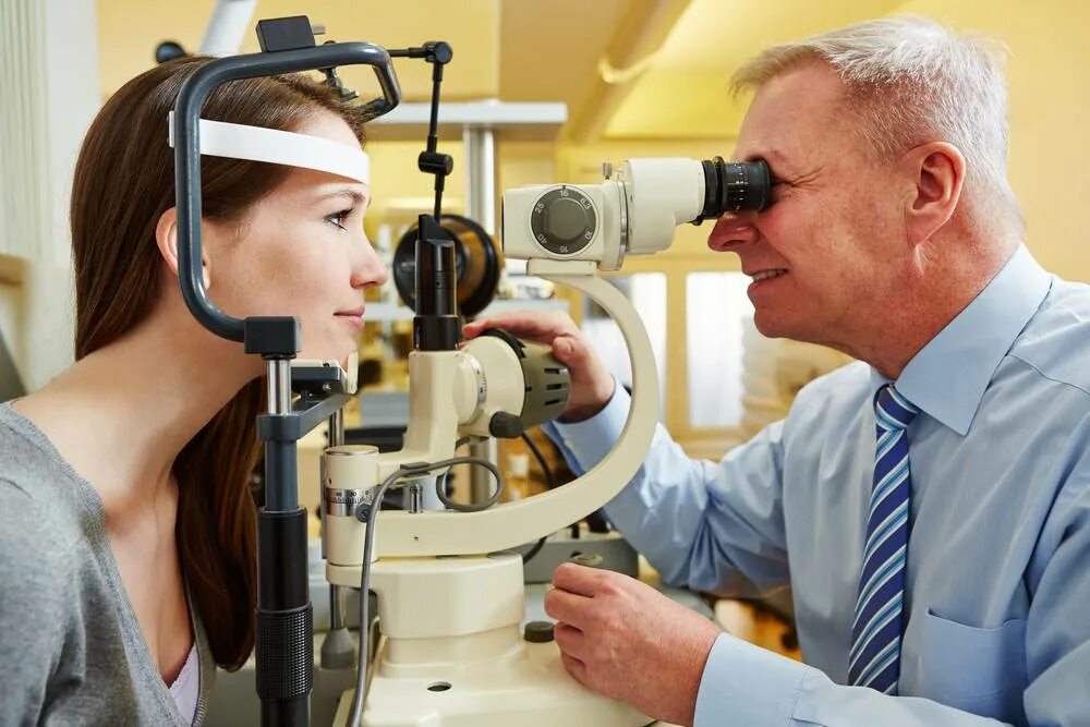 Офтальмолог б. Приборы для контроля зрения. Прибор для проверки зрения. Офтальмолог. Зрение окулист аппарат.