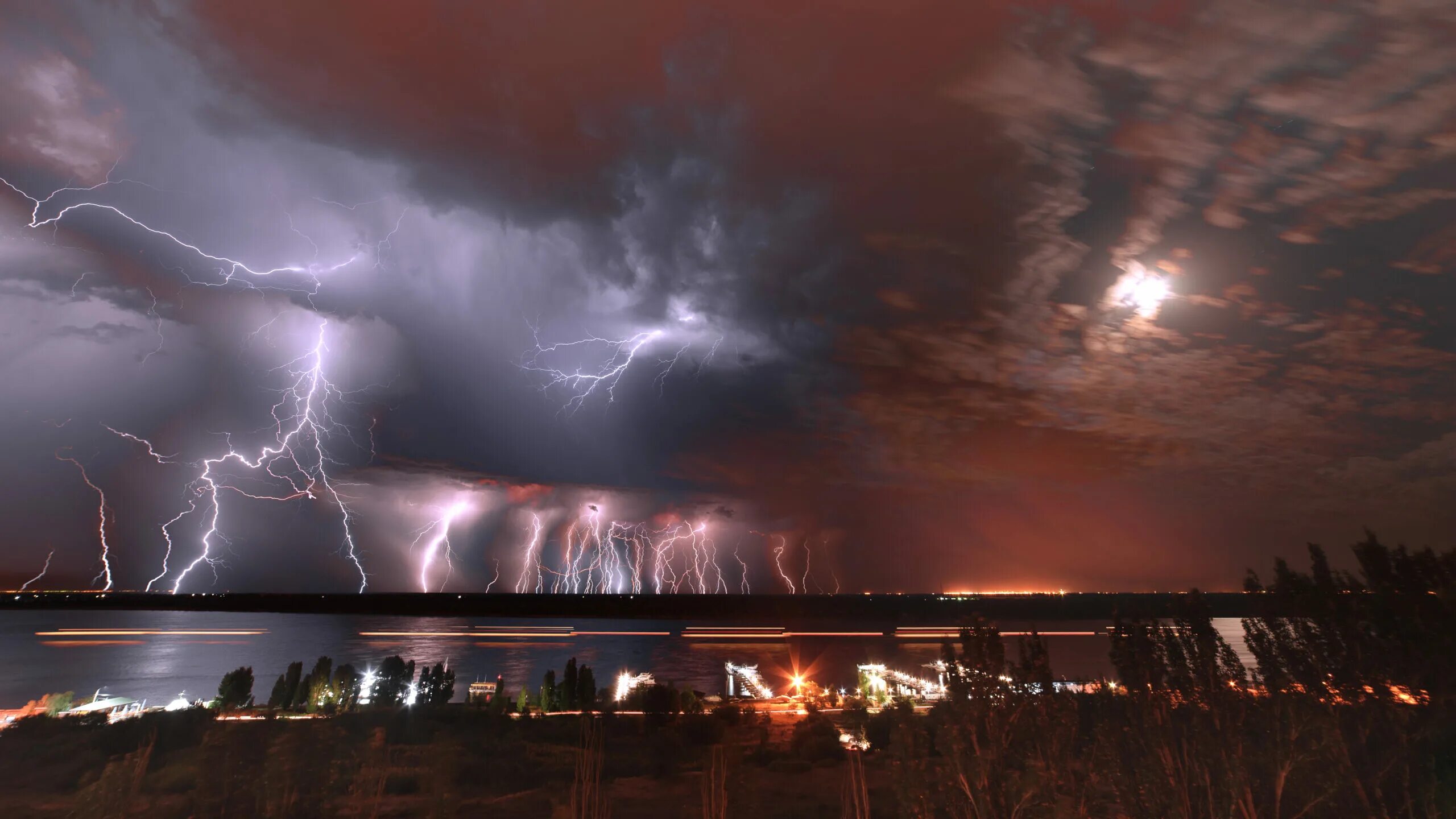 степь и ветер. рылов в голубом просторе. облака над морем. утренняя природа. ранний рассвет.