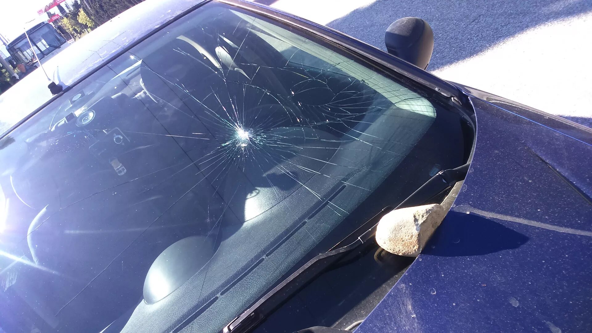 Разбили машину камнем. Разбитый Пежо 308 черный лобовое. Разбито лобовое стекло. Разбитое стекло автомобиля. Разбить лобовое стекло.