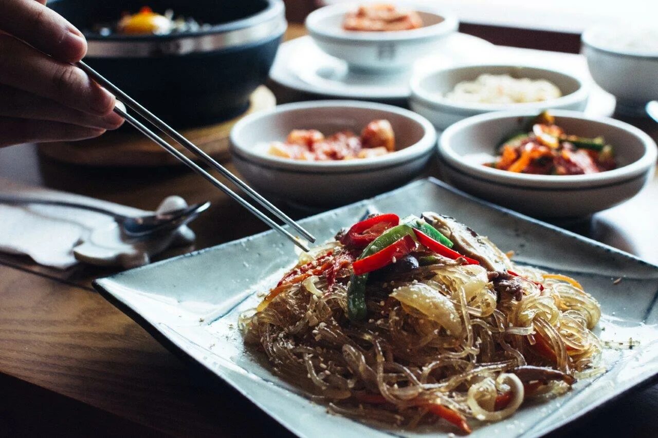 Таку блюдо. Азиатская кухня. Корейская еда. Вкусная еда азиатской кухни. Азиатский обед.