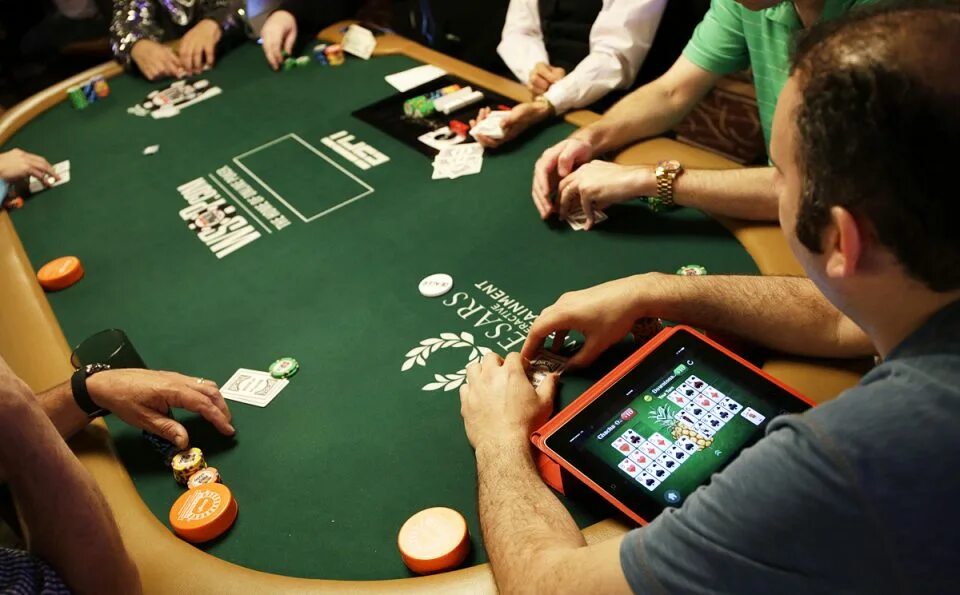 Азартные игры виды. Покер. Игра в Покер. Покерная игра. Стол для азартных игр.