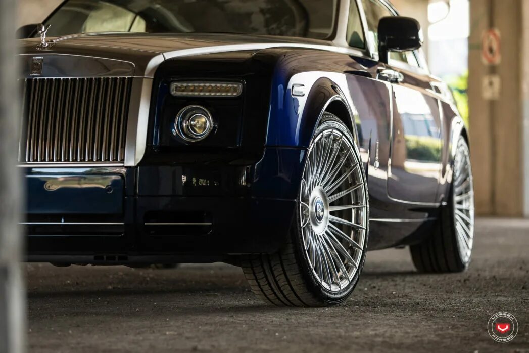 Роллс колеса. Rolls royce phantom диски. диски синдикат роллс ройс. жекич дубровский роллс ройс. колеса на роллс ройс фантом.