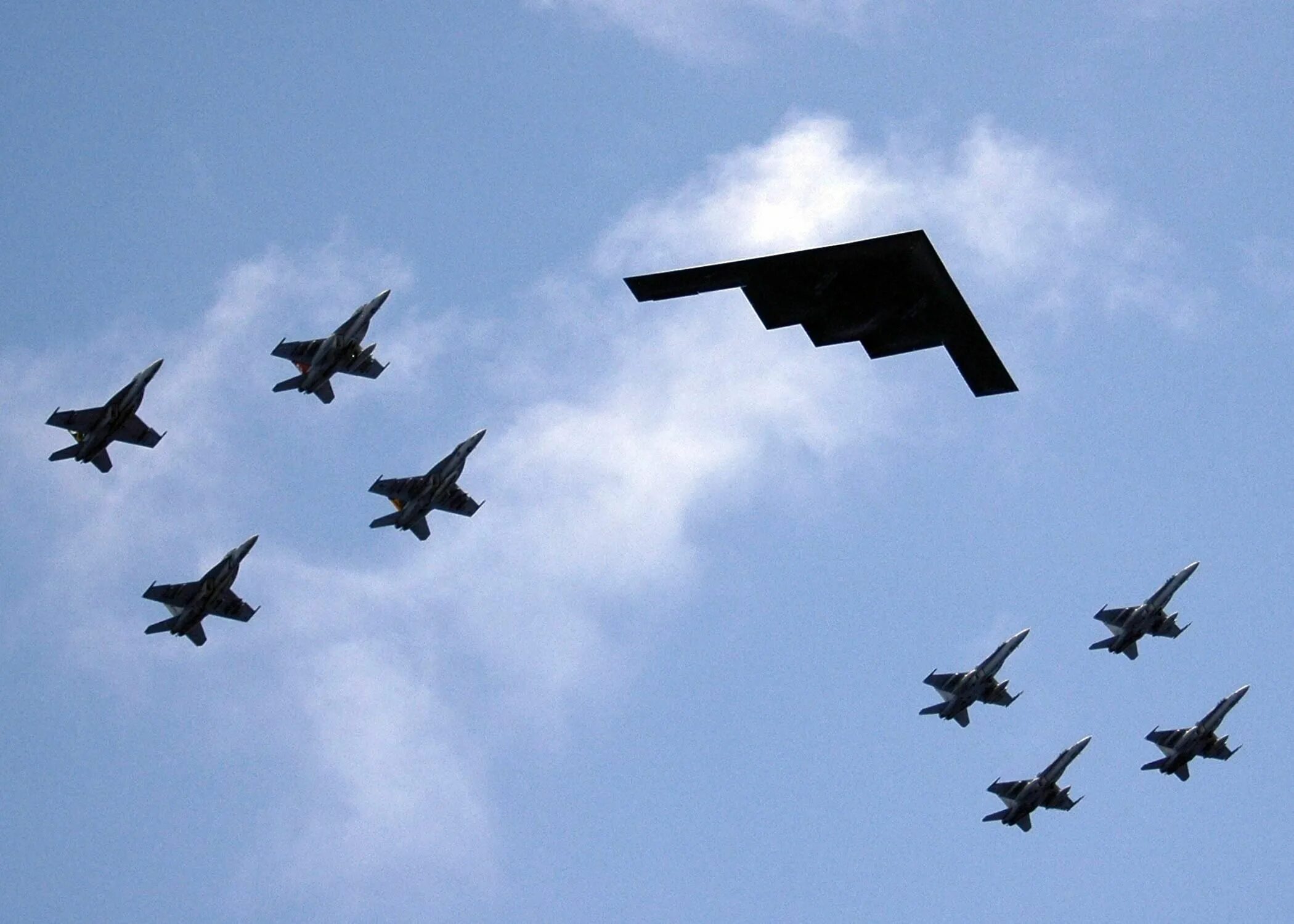 B 2 в действии. Эскадрилья самолетов. Звено самолетов. Эскадрилья в небе. Эскадрилья самолетов в небе.